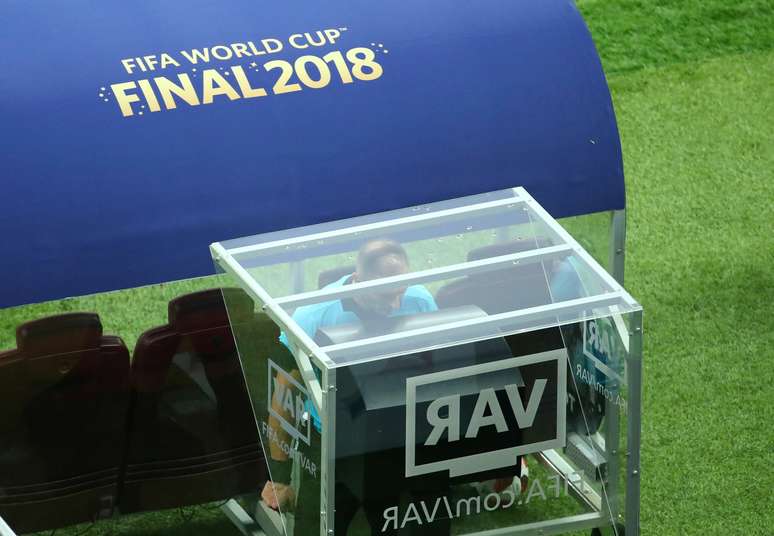 Árbitro Nestor Pitana usa o VAR na final da Copa do Mundo