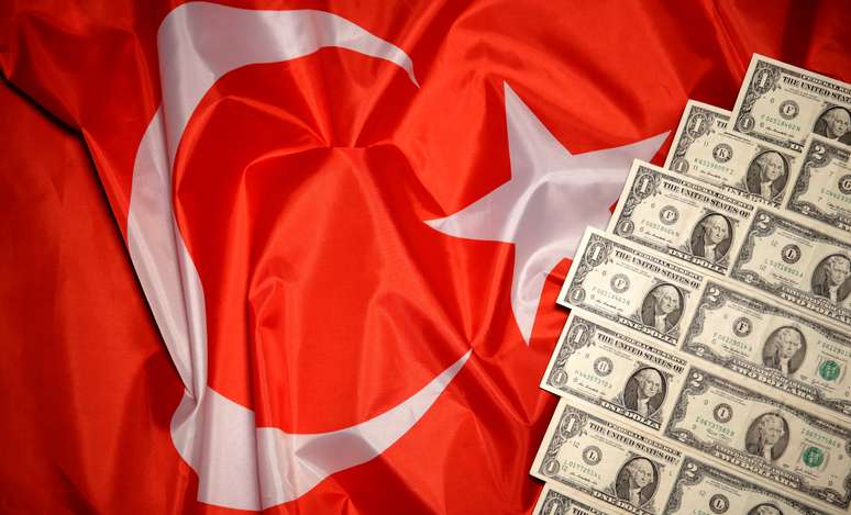 Notas de dólar ao lado de bandeira da Turquia 25/08/2018 REUTERS/Dado Ruvic