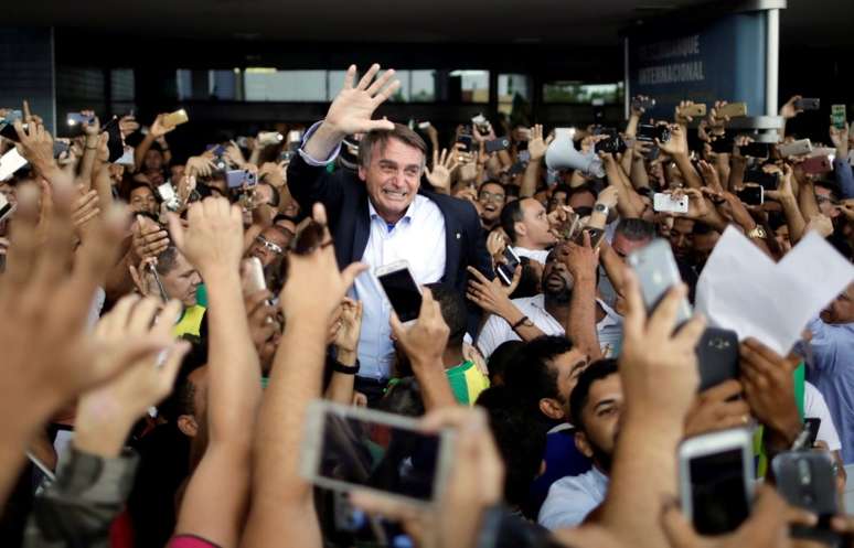 Candidato do PSL à Presidência, Jair Bolsonaro, chega ao aeroporto internacional de Salvador, em maio
24/05/2018
REUTERS/Ueslei Marcelino