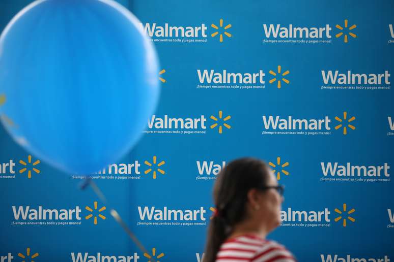 Mulher passa por logo do Walmart do lado de fora de loja da varejista. 21/08/2018. REUTERS/Jose Cabezas.