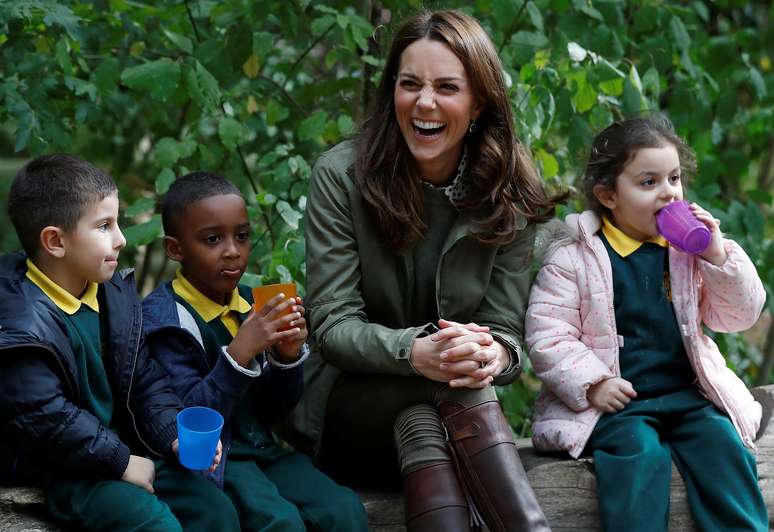 Kate Middleton, duquesa de Cambidge, sorri ao brincar com crianças em escola de Londres 