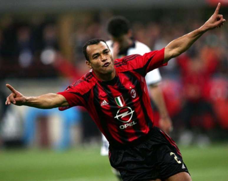 Cafu fez história com as camisas da Roma e do Milan (Foto: DANIELE LA MONACA / Arquivo Lance!)