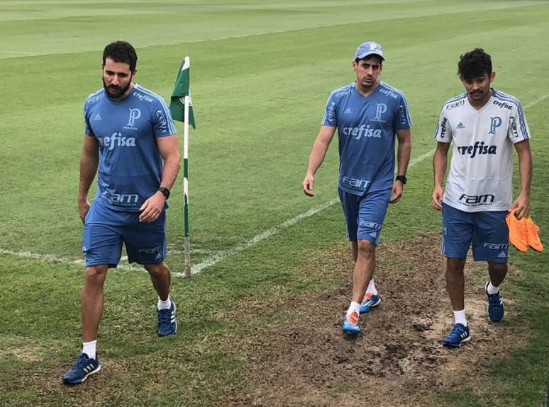 Scarpa no campo com o preparador físico Thiago Maldonado e o fisioterapeuta Jomar Ottoni (Foto: Thiago Ferri)