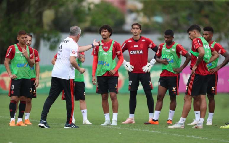 Dorival orienta os atletas do Flamengo durante atividade no Ninho do Urubu (Foto. Gilvan de Souza/Flamengo)