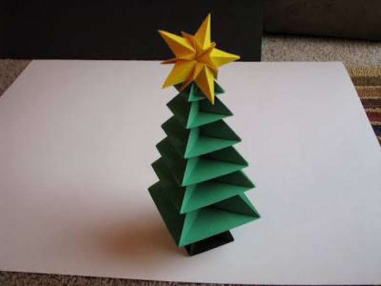 16. A árvore de natal de origami é um chame para decorar mesas