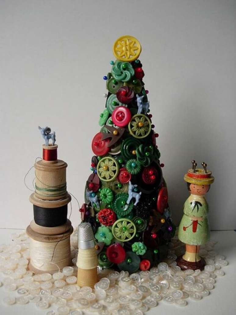 26. Uma árvore de natal bem temática de quem gosta de se aventurar pelo mundo da costura. Foto de Incredibilia