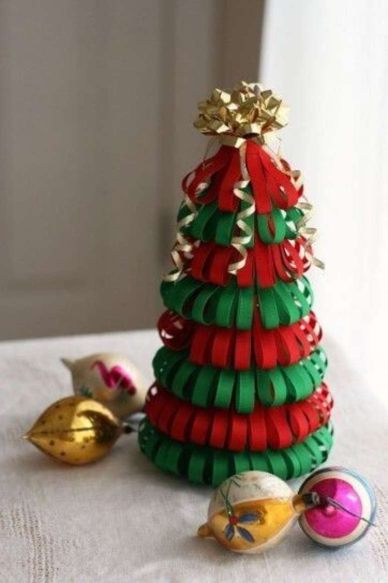 18. Árvore de natal artesanal feita com tiras de papel vermelho e verde. Foto de Pinterest