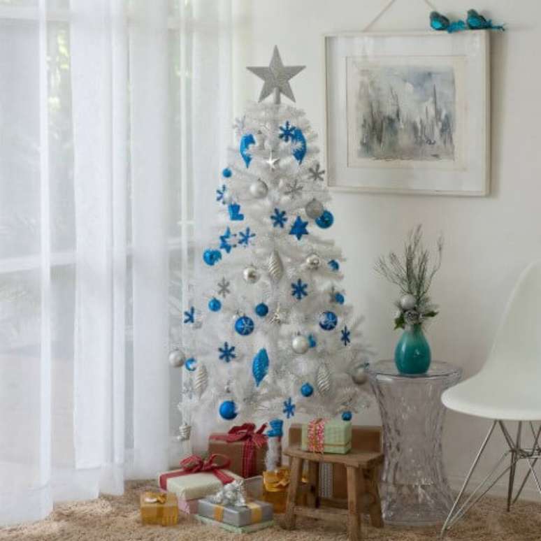 54. Árvore de natal branca com enfeites azuis e prateados. Foto de Sou Barato