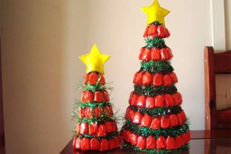 21. Árvore de natal clássica com balas de embalagem vermelha e verde. Foto de Panfleteria