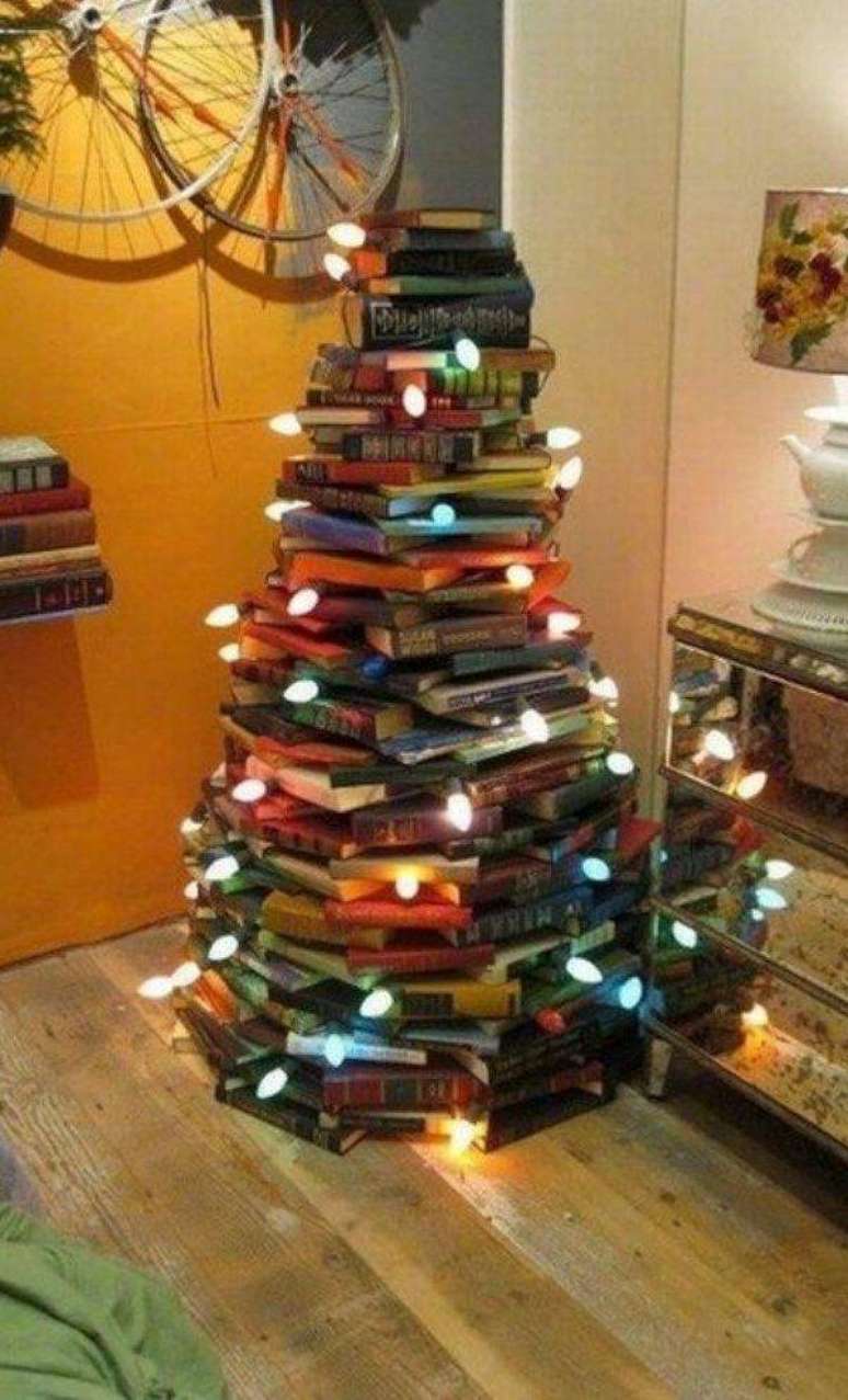 15. Essa árvore de natal artesanal feita de livros é bem alta. Para ter uma semelhante, tenha cuidado para fazer uma base bem firme