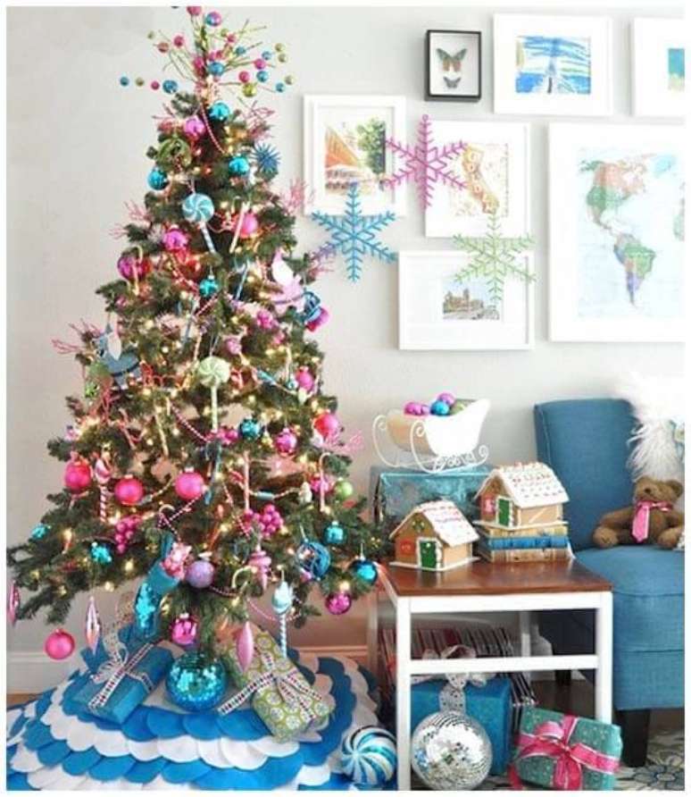 61. Árvore natalina azul e rosa, um charme na decoração