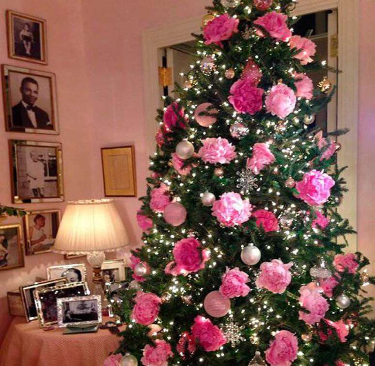 60. Árvore de natal decorada com flores cor de rosa, super romântica e vintage
