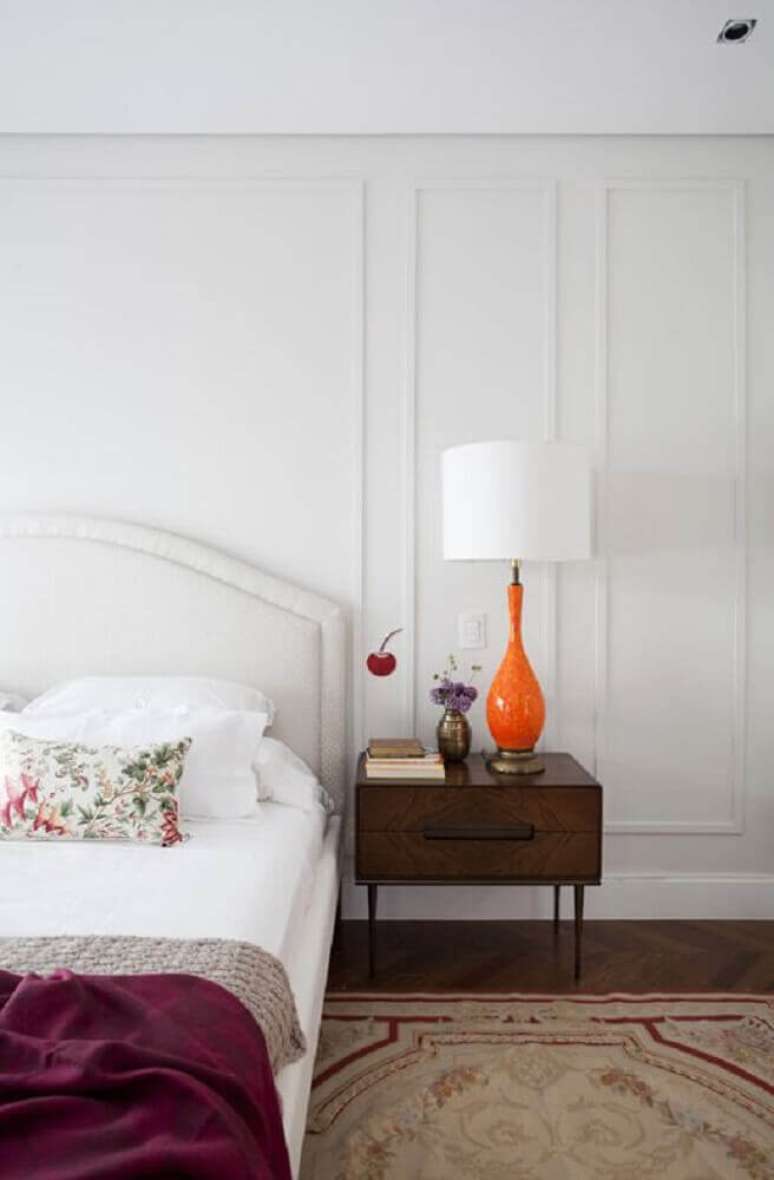 20. Decoração simples para quarto com criado mudo de madeira e parede boiserie gesso – Foto: Studio GPPA