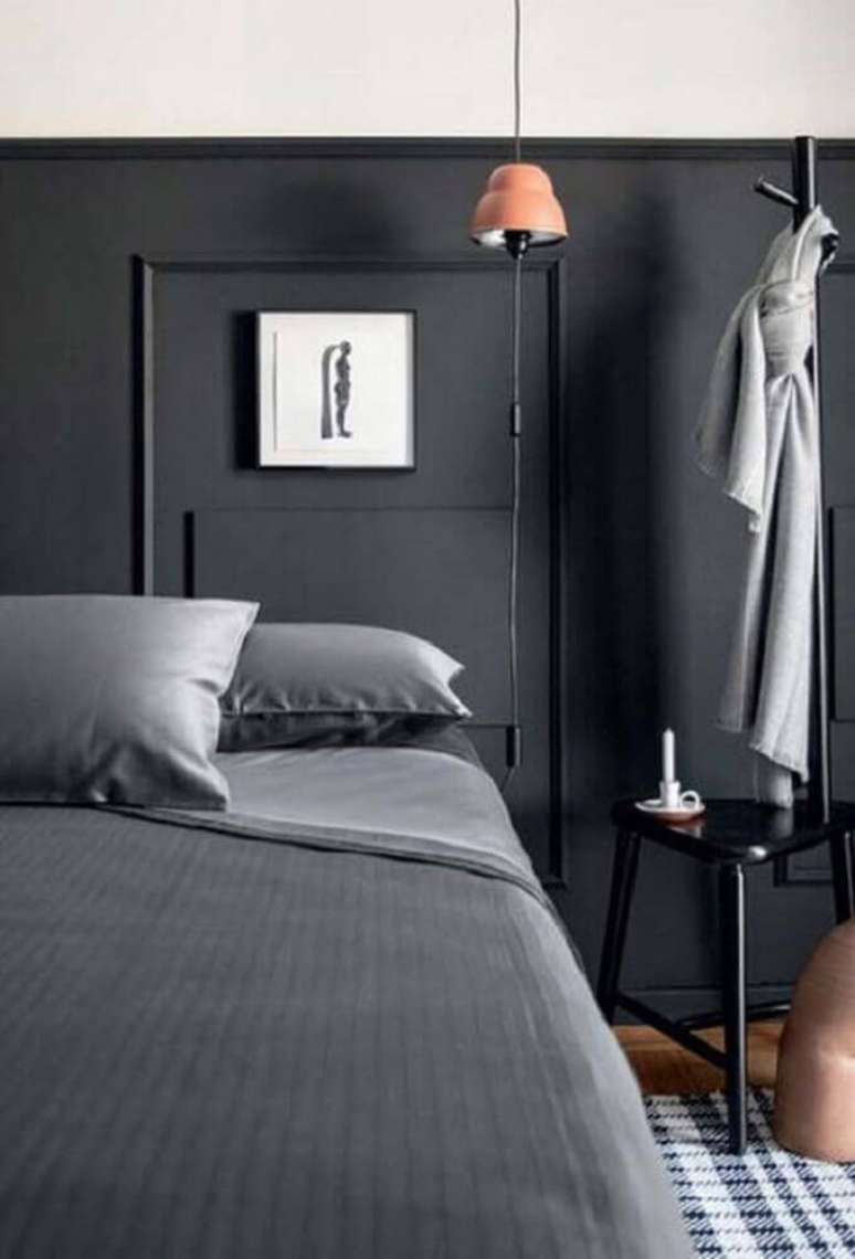 24. Decoração para quarto com moldura de parede pintado de preto – Foto: The Holk