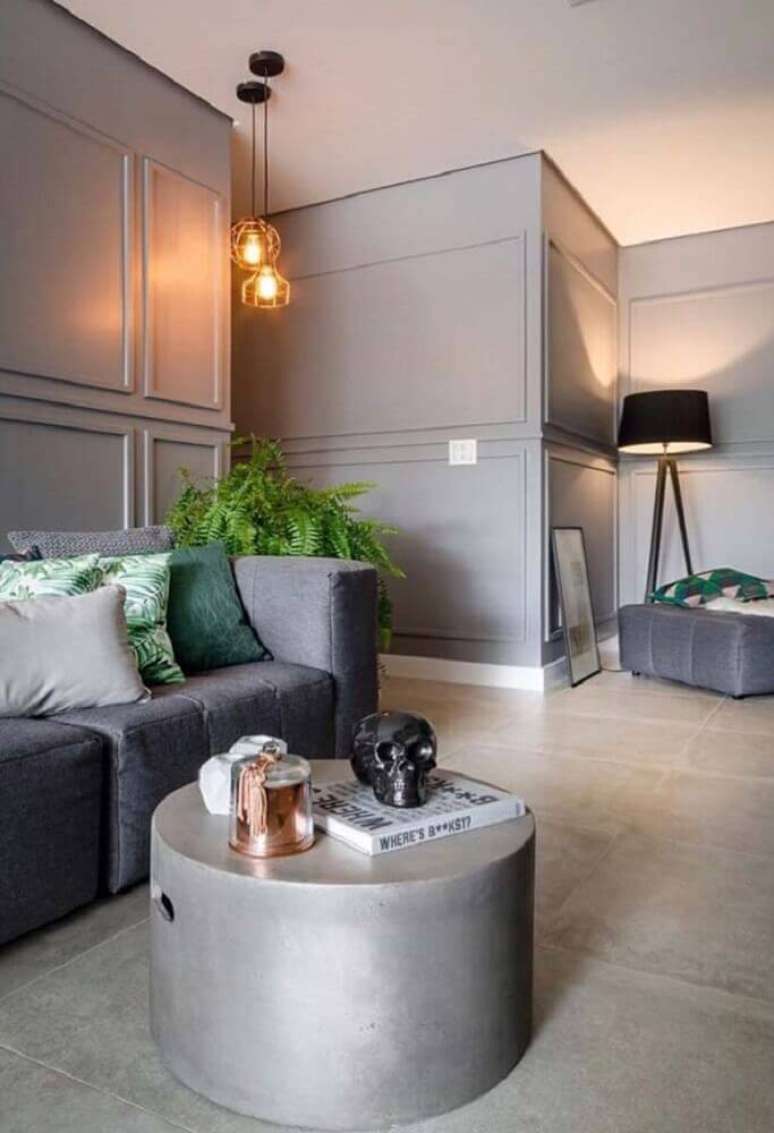 26. Casa moderna decorada com boiseries pintados de cinza e luminária minimalista – Foto: Pinterest
