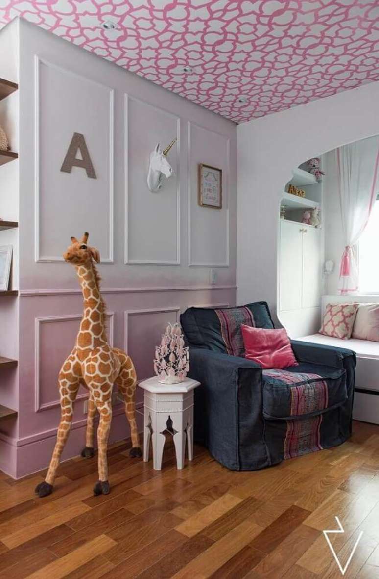 35. Decoração para quarto infantil com boiserie pitando em degradê – Foto: Estúdio Uvva