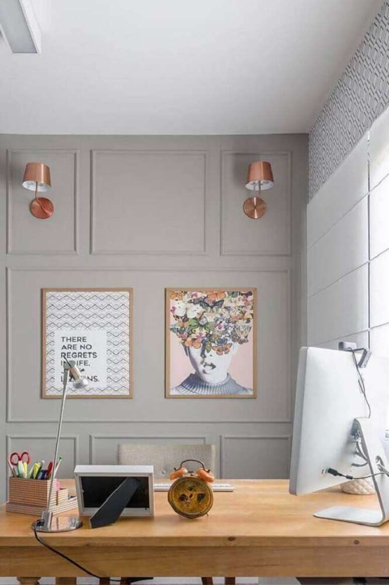 43. Decoração para escritório com boiserie e quadros – Foto: Pinterest