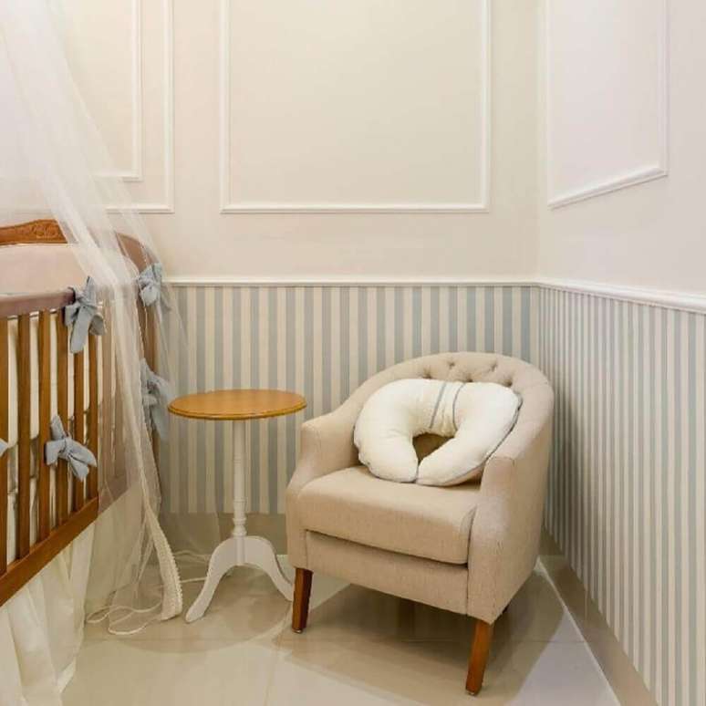 46. Decoração para quarto de bebê com boiserie e papel de parede listrado – Foto: Dayane Moreschi