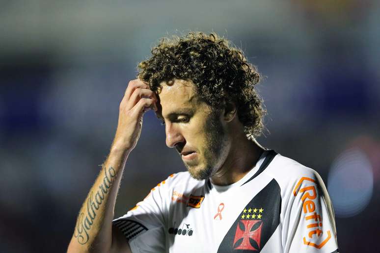 Rafael Galhardo, do Vasco, deixa gramado após ser expulso durante partida contra o Paraná 