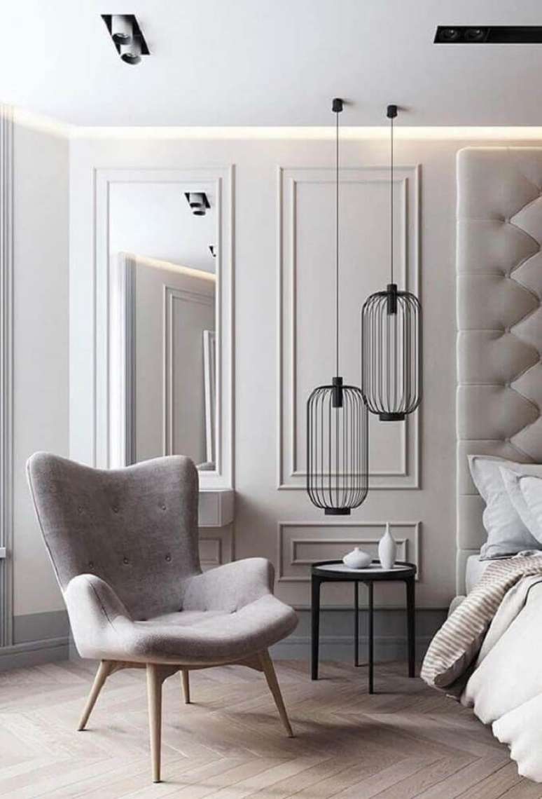 57. Moldura de parede para quarto com pendentes modernos e poltrona cinza – Foto: Pinterest