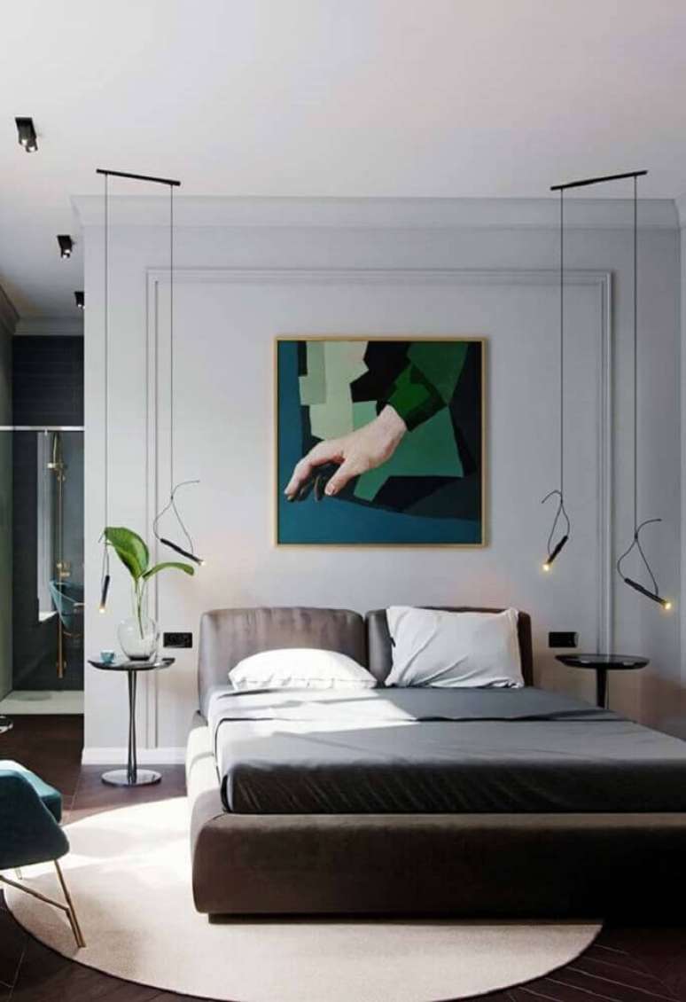 58. Decoração bem moderna para quarto com pendentes minimalistas, cama japonesa e moldura de parede – Foto: Pinterest
