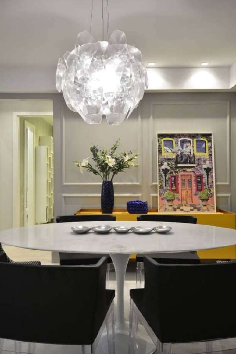 61. O boiserie pode dar um toque mais charmoso para a decoração da sala de jantar moderna – Foto: BG Arquitetura