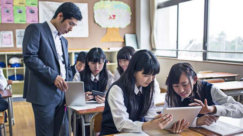 No Japão, existe um currículo nacional e um livro didático único, mas os professores de diferentes escolas participam na elaboração do material. No Brasil, não existe um currículo nacional, apenas diretrizes para o ensino fundamental