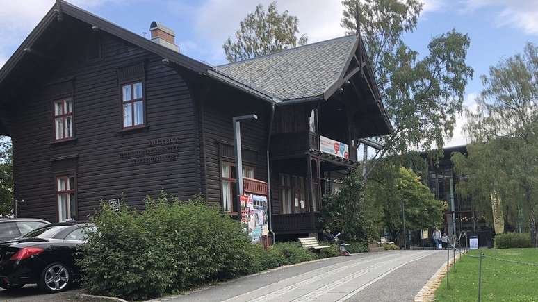 A universidade decidiu que deveria manter o direito dos prisioneiros de estudar