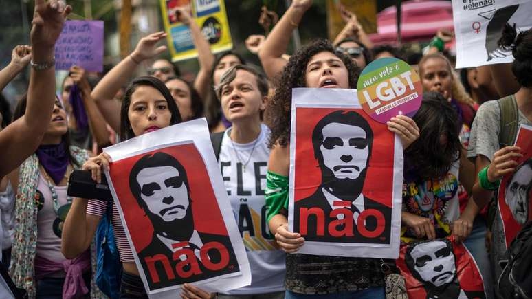 Protestos da campanha #EleNão refletem alta rejeição de Bolsonaro entre mulheres, que são maioria dos eleitores