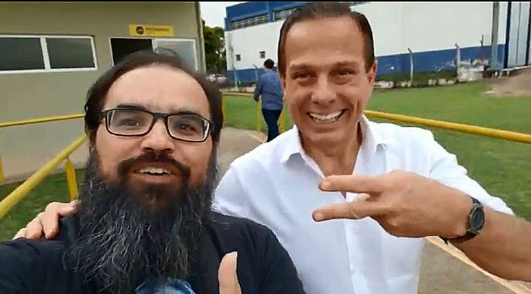 Apoiador de Jair Bolsonaro pede voto para o candidato do PSL ao lado do tucano João Doria