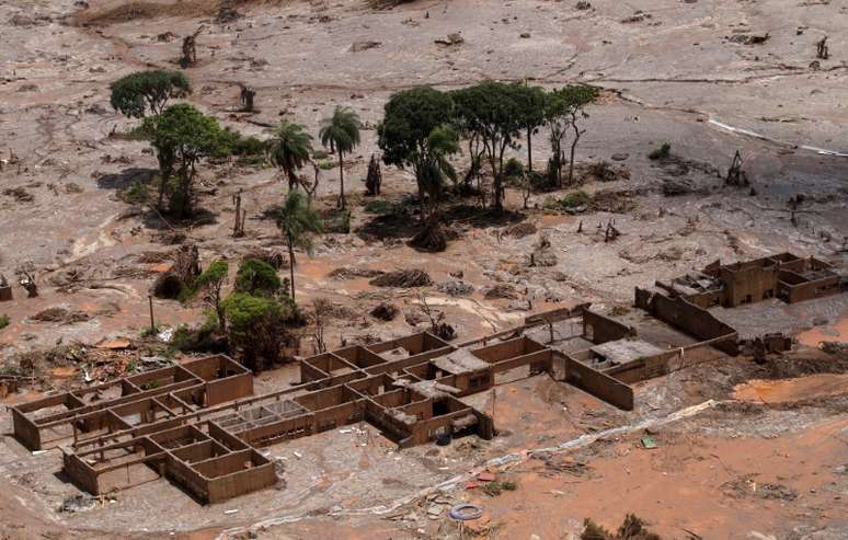 Destroços da escola municipal do distrito de Bento Rodrigues, que foi coberto com lama após rompimento de barragem da Samarco, em Mariana (MG), Brasil 10/11/2015.     REUTERS/Ricardo Moraes