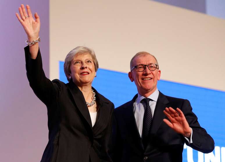 Premiê britânica, Theresa May, e o marido, Philip, são saudados após ela realizar discurso na conferência do Partido Conservador 03/10/2018 REUTERS/Darren Staples