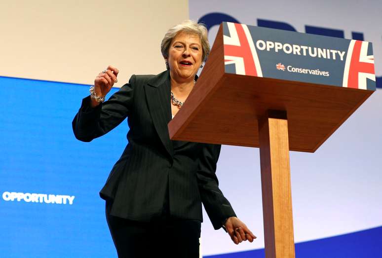 Premiê britânica, Theresa May, dança no palco de conferência do Partido Conservador em Birmingham 03/10/2018 REUTERS/Darren Staples