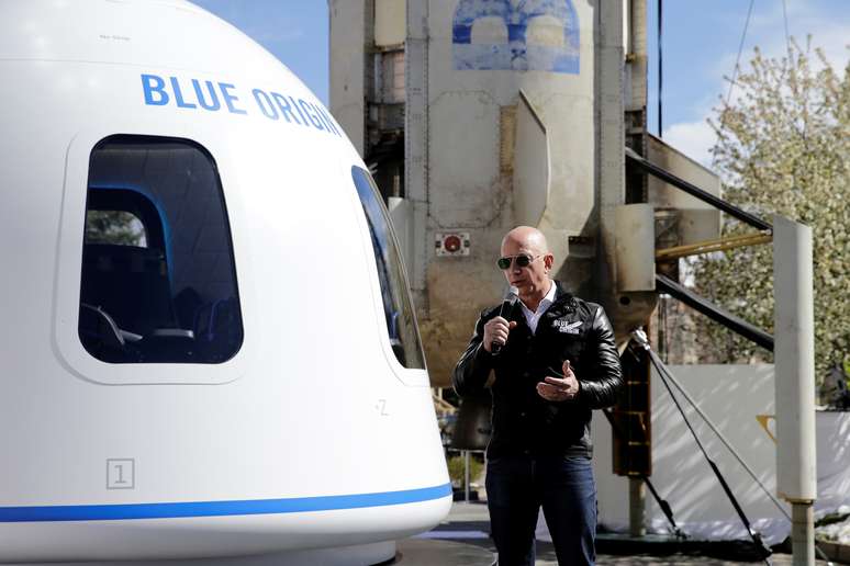 O fundador da Amazon e da Blue Origin, Jeff Bezos, fala à mídia sobre o foguete New Shepard e a maquete da Crew Capsule no 33º Simpósio Espacial em Colorado Springs, Colorado, EUA 5/04/2017.  REUTERS/Isaiah J. Downing