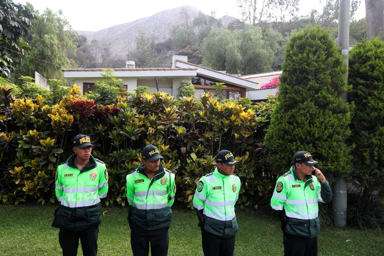 Policiais peruanos diante da casa de Fujimori em Lima
 3/10/2018   REUTERS/Mariana Bazo 