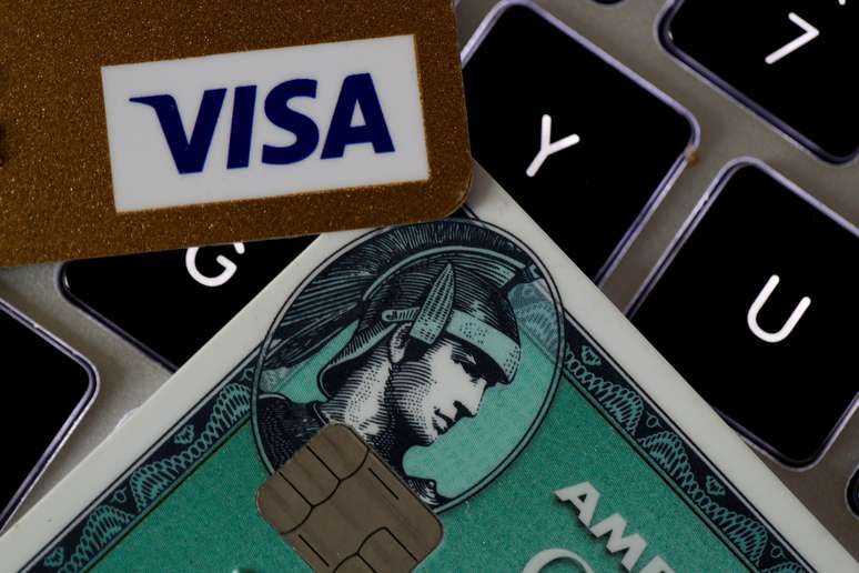 Cart&otilde;es das bandeiras American Express e Visa, que ser&atilde;o investigados pelo Cade. 6/09/2017. REUTERS/Philippe Wojazer.
