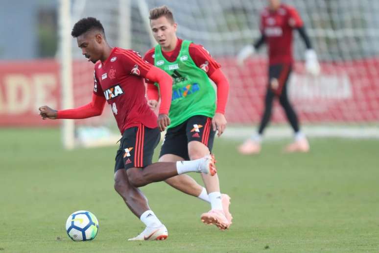 Vitinho deixou o treino desta quarta com dores e será reavaliado pelo clube (Foto: Gilvan de Souza/Flamengo)