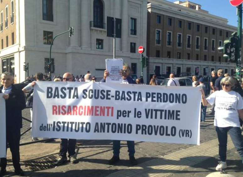 Vítimas protestam em Roma contra pedofilia na Igreja