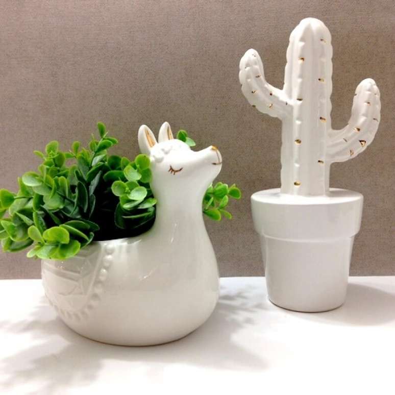 22. Cachepot de cer&acirc;mica fofinho em formato de lhama. Foto de Contudo Decor