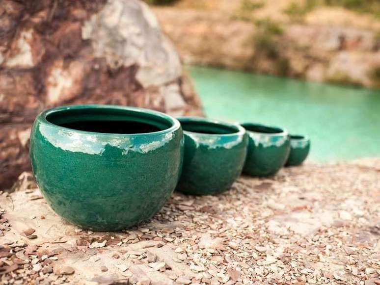 9. Esses lindos cachepots de cerâmica podem facilmente ser usados de várias formas na decoração. Foto de Terra Asia