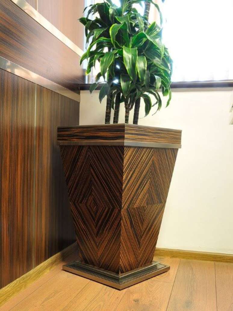 16. O cachepot de madeira tamb&eacute;m pode ter visual sofisticado. Foto de Bulgar Master