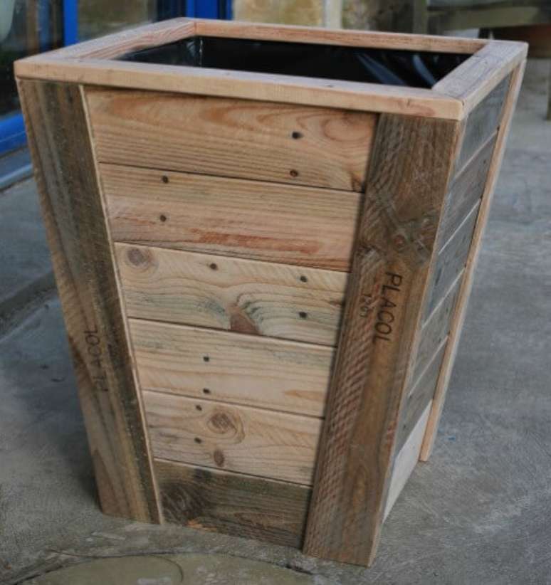 15. O cachepot de madeira com visual r&uacute;stico tem seu charme. Foto de Au Bout du Bois