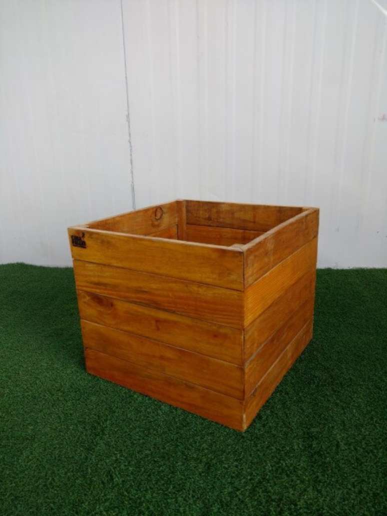 17. Cachepot de madeira similar a caixote. Foto de Casa com Pallet