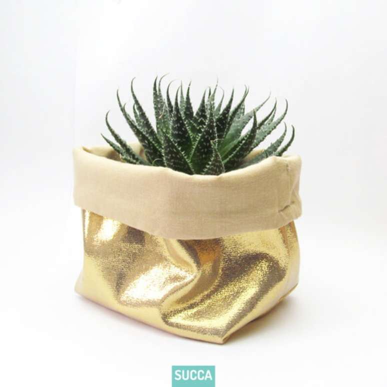 45. Cachepot de tecido dourado. Foto de Succa
