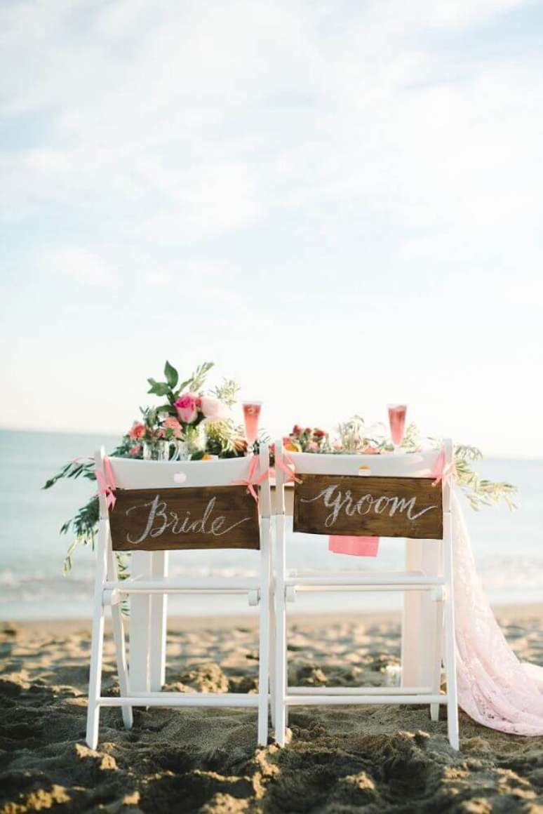 13. As plaquinhas para casamento usadas na decoração dão um ar ainda mais romântico para a festa – Foto: Style Me Pretty