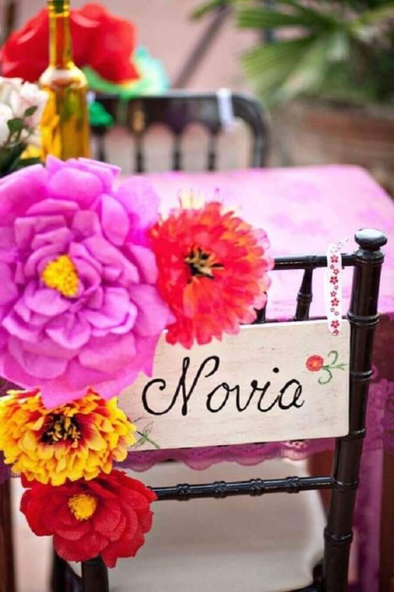 15. Decora&ccedil;&atilde;o com flores e plaquinhas para casamento &ndash; Foto: Federica Bruno