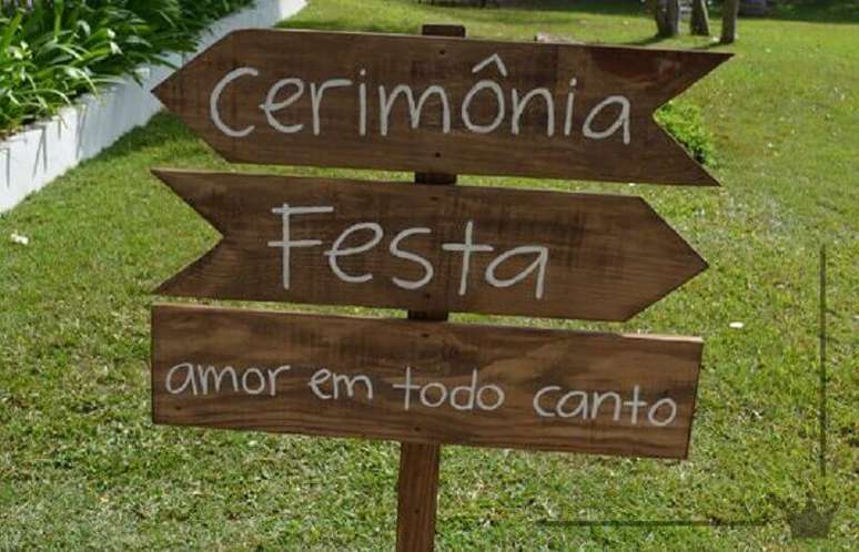 18. As plaquinhas para festa de casamento rústicas são perfeitas para casamentos ao ar livre – Foto: Casando aos 20 e agora