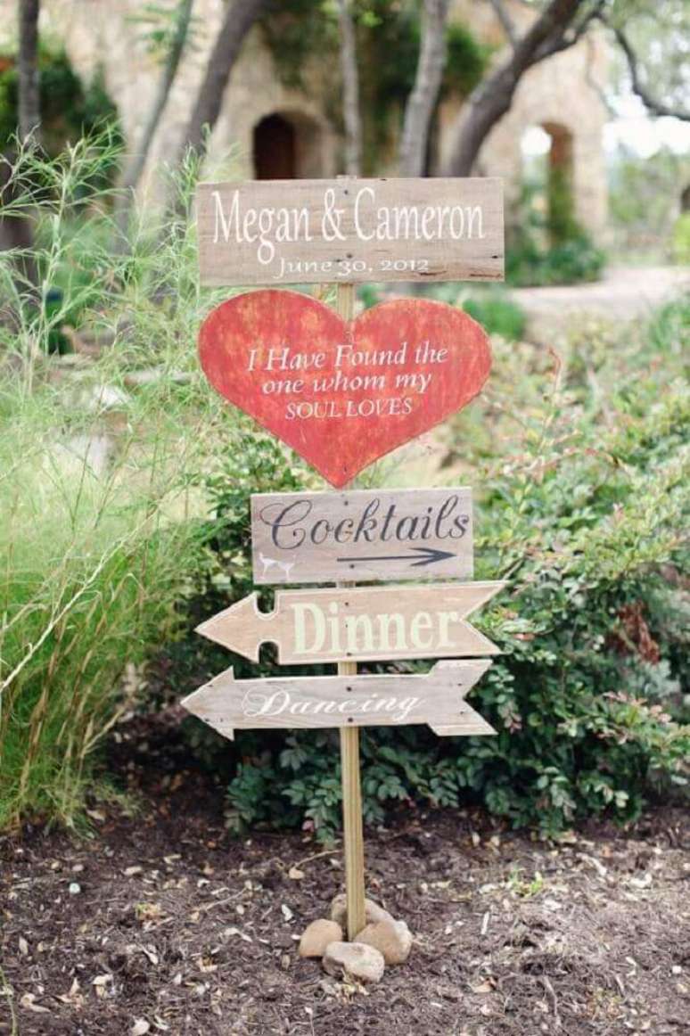 19. Você pode usar mais de um modelo de plaquinhas para casamento para decorar a sua festa – Foto: Pinterest