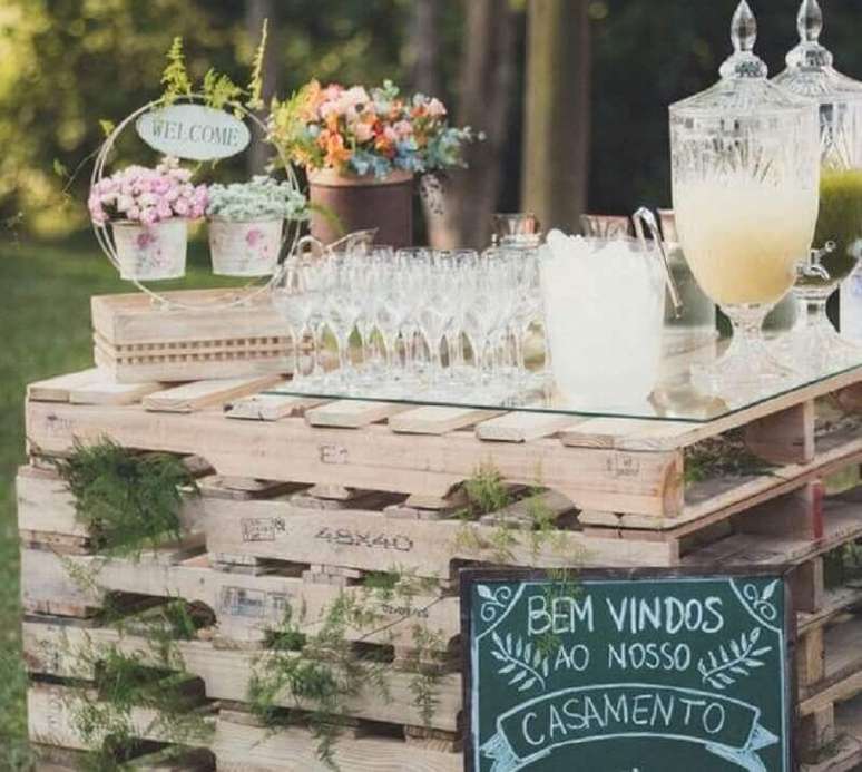 20. Decora&ccedil;&atilde;o r&uacute;stica com pallets e plaquinha para casamento feito em lousa &ndash; Foto: Noivas do Rio de Janeiro