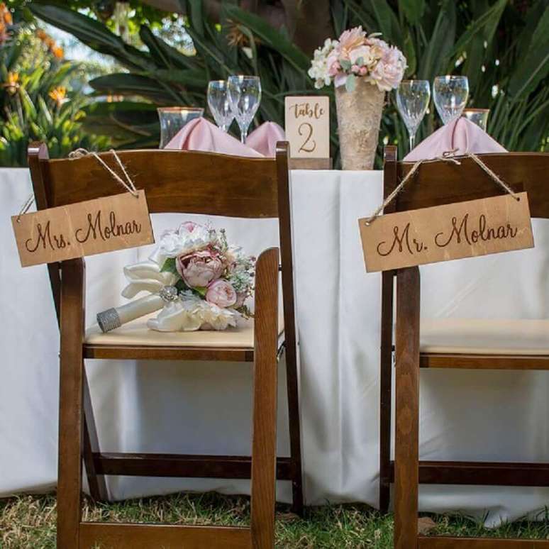 22. Que tal decorar as cadeiras dos noivos com plaquinhas para festa? Fica muito charmoso – Foto: Cadesandbirch